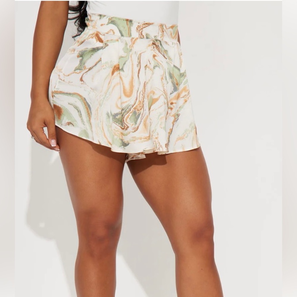 NWT - Multi color flowy shorts high waisted - size small